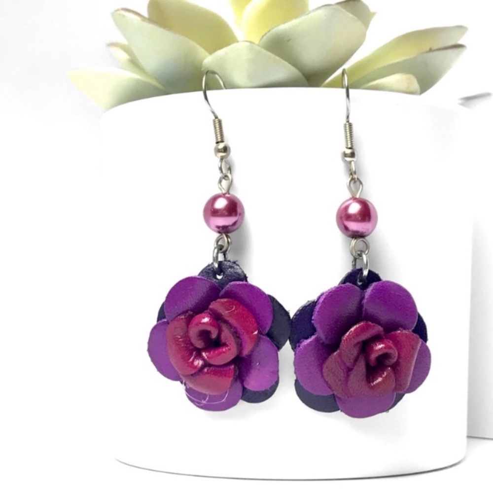 NEW GENUINE LEATHER HANDMADE FLOWER ROSE PEARL DANGLE EARRINGS - Picture 2 of 3